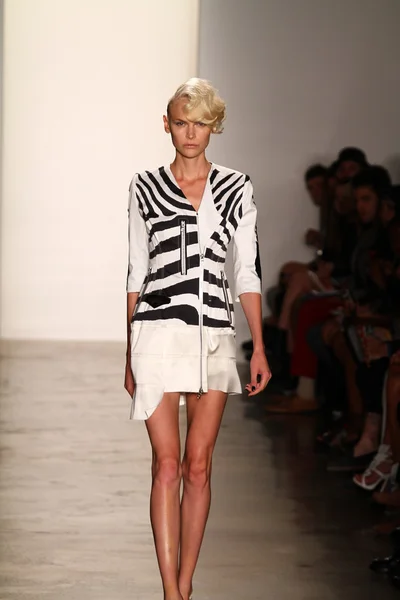 Modelo camina en Alexandre Herchcovitch show — Foto de Stock