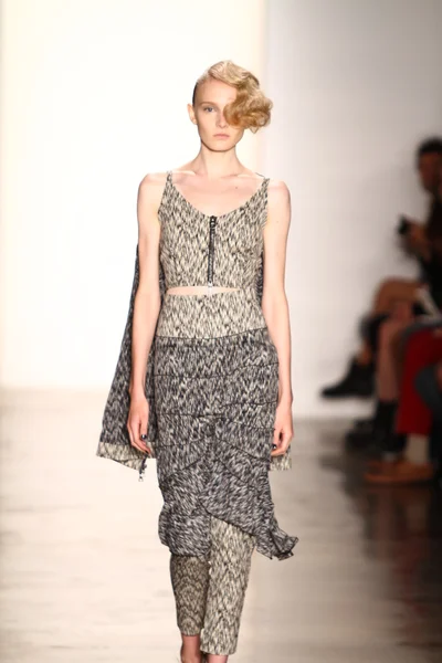 alexandre herchcovitch Show'da model yürür