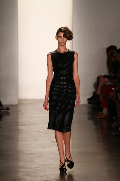 Modelo camina en Alexandre Herchcovitch show — Foto de Stock