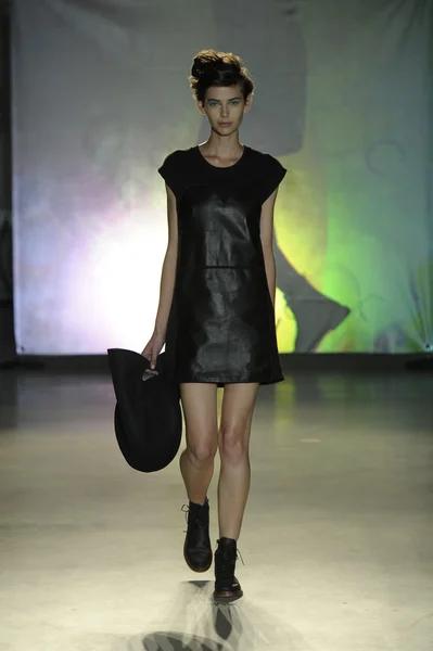 Modelo no show MM6 Maison Martin Margiela — Fotografia de Stock