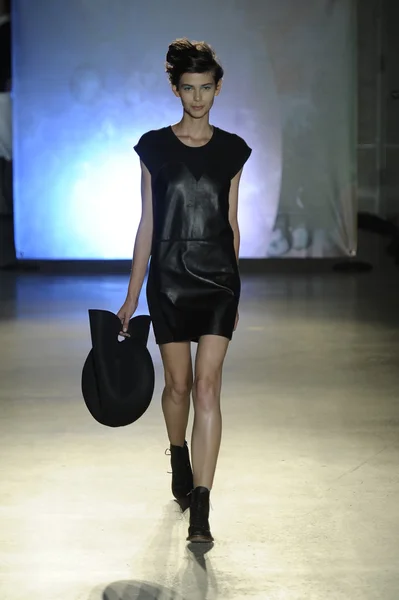 Modelo no show MM6 Maison Martin Margiela — Fotografia de Stock