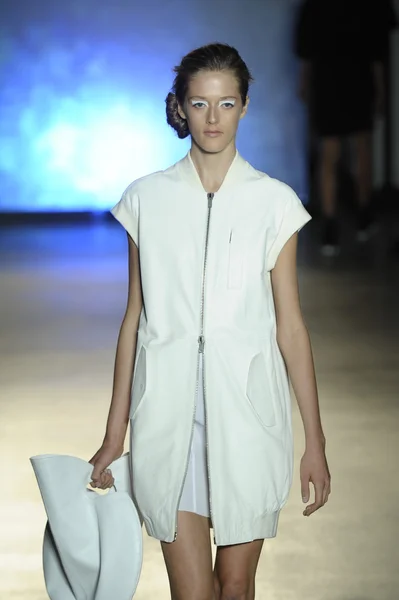 Modelo no show MM6 Maison Martin Margiela — Fotografia de Stock