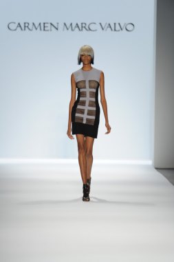 carmen marc valvo Show'da model yürür