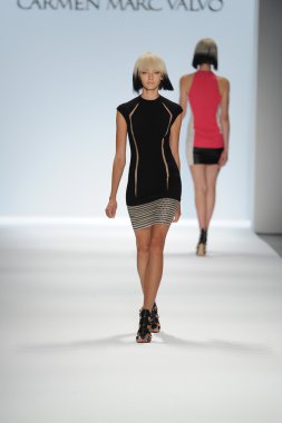 carmen marc valvo Show'da model yürür