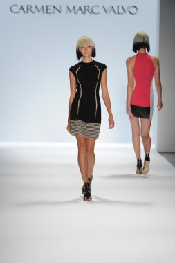 carmen marc valvo Show'da model yürür