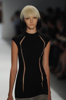 carmen marc valvo Show'da model yürür