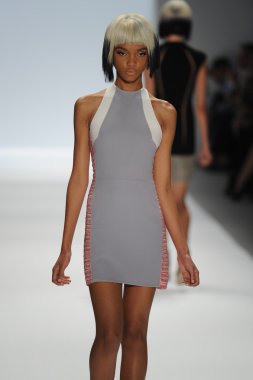 carmen marc valvo Show'da model yürür