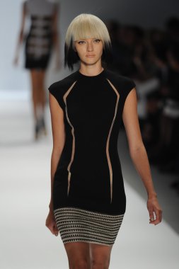 carmen marc valvo Show'da model yürür