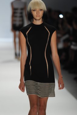 carmen marc valvo Show'da model yürür
