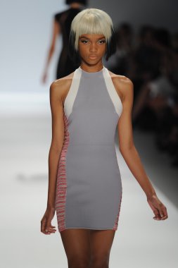 carmen marc valvo Show'da model yürür