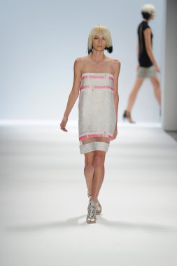 carmen marc valvo Show'da model yürür