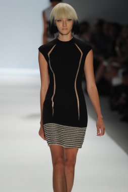 carmen marc valvo Show'da model yürür