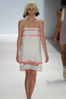 carmen marc valvo Show'da model yürür