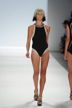 carmen marc valvo Show'da model yürür