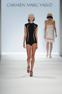 carmen marc valvo Show'da model yürür