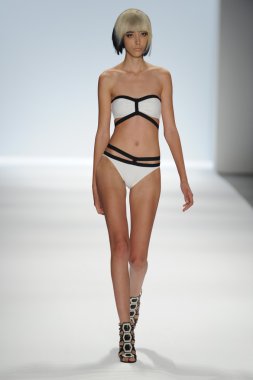 carmen marc valvo Show'da model yürür