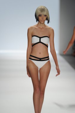 carmen marc valvo Show'da model yürür