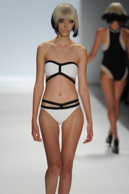 carmen marc valvo Show'da model yürür