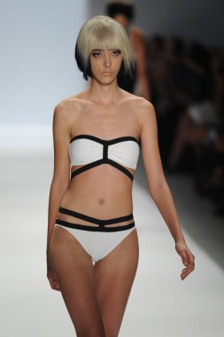 carmen marc valvo Show'da model yürür