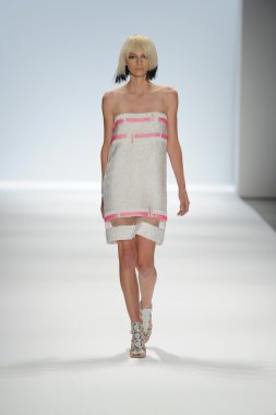 carmen marc valvo Show'da model yürür