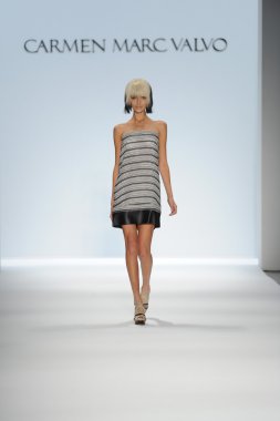 carmen marc valvo Show'da model yürür