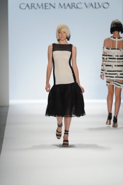 carmen marc valvo Show'da model yürür