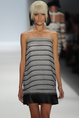 carmen marc valvo Show'da model yürür