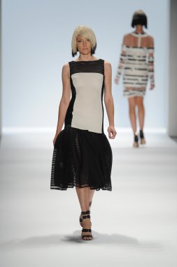 carmen marc valvo Show'da model yürür