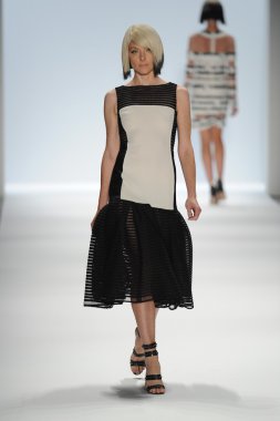 carmen marc valvo Show'da model yürür