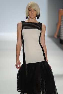 carmen marc valvo Show'da model yürür