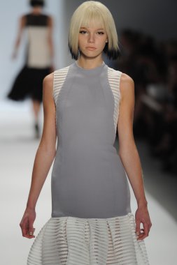 carmen marc valvo Show'da model yürür