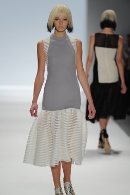 carmen marc valvo Show'da model yürür