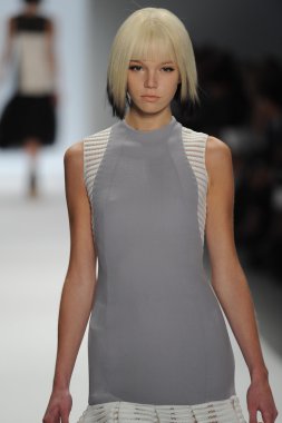 carmen marc valvo Show'da model yürür