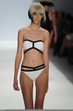 carmen marc valvo Show'da model yürür