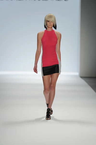 Carmen marc valvo Show'da model yürür — Stok fotoğraf