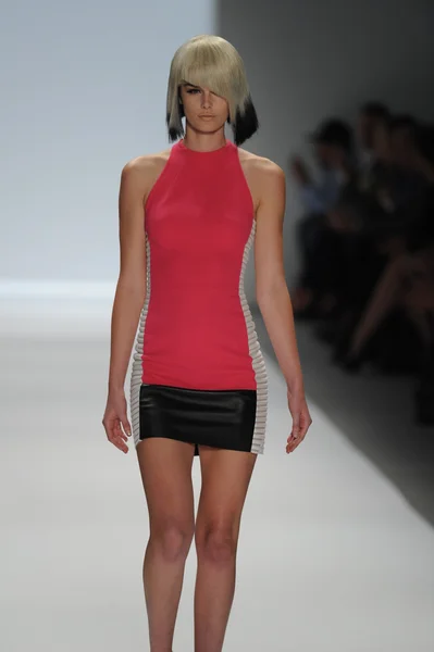 Model walks at Carmen Marc Valvo show — Stock Photo, Image