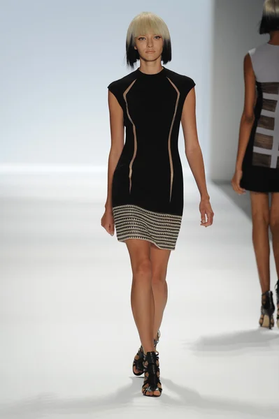 Modelo camina en Carmen Marc Valvo show — Foto de Stock