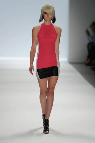 Model walks at Carmen Marc Valvo show — Stock Photo, Image