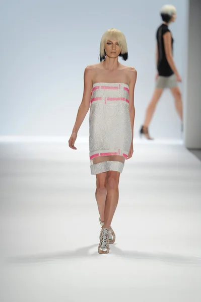 Modelo camina en Carmen Marc Valvo show — Foto de Stock