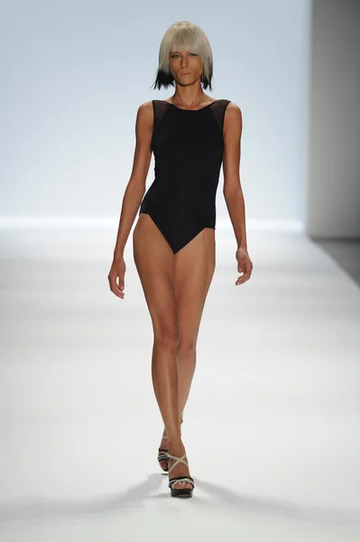 Model walks at Carmen Marc Valvo show — Stock Photo, Image