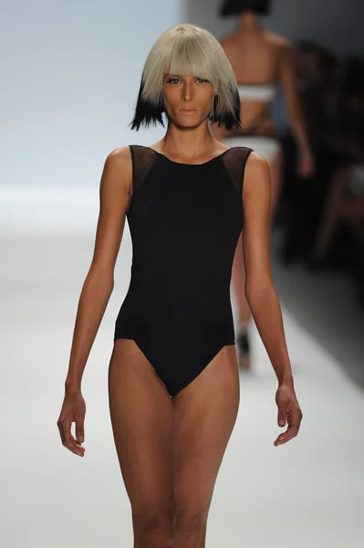 Caminhadas modelo em Carmen Marc Valvo show — Fotografia de Stock