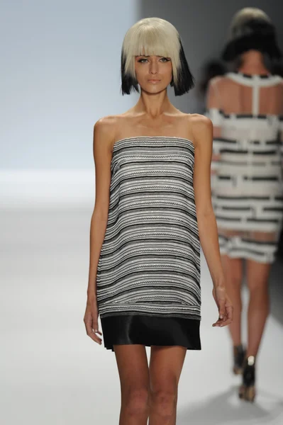 Modelo camina en Carmen Marc Valvo show — Foto de Stock