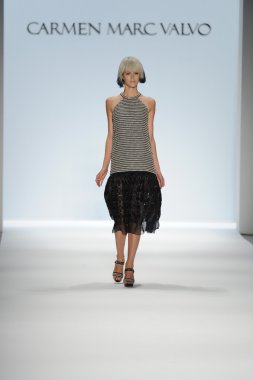 carmen marc valvo Show'da model yürür