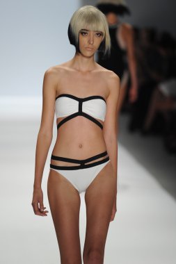 carmen marc valvo Show'da model yürür