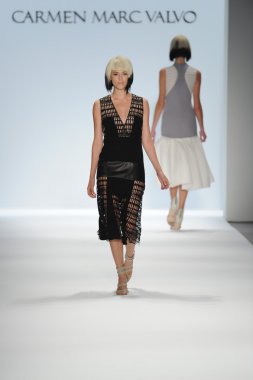carmen marc valvo Show'da model yürür