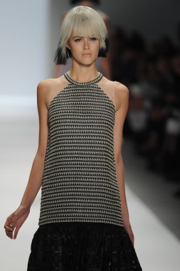 carmen marc valvo Show'da model yürür