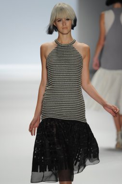 carmen marc valvo Show'da model yürür