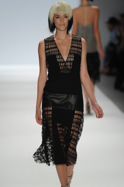 carmen marc valvo Show'da model yürür