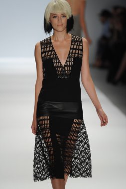 carmen marc valvo Show'da model yürür