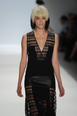 carmen marc valvo Show'da model yürür